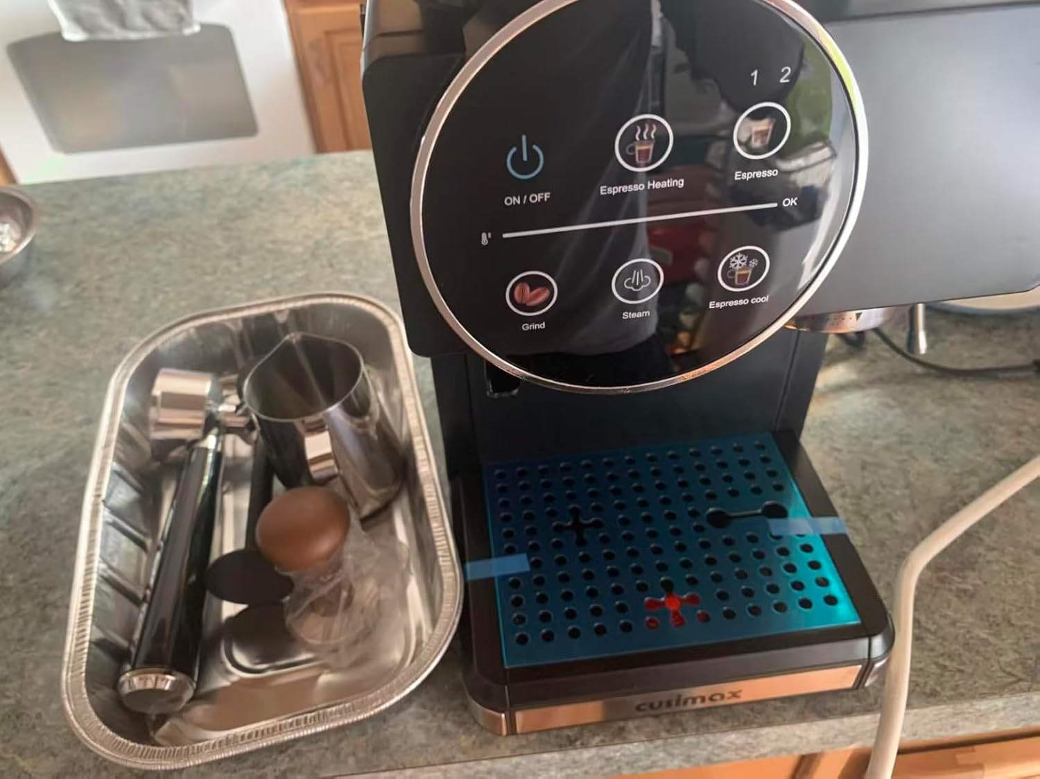 CUSIMAX built-in conical burr grinder grinding fresh beans