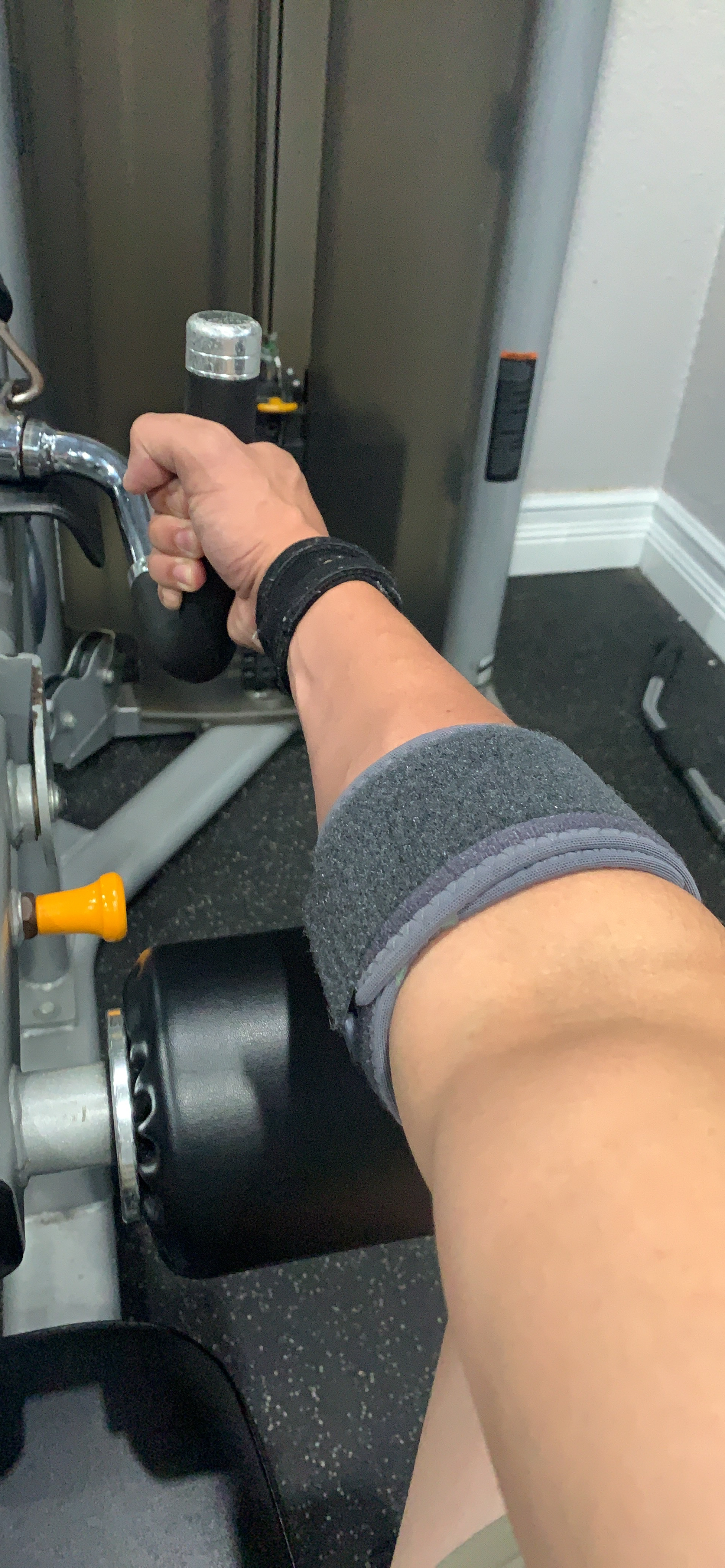 Customer photo showing SENTEQ elbow brace in use