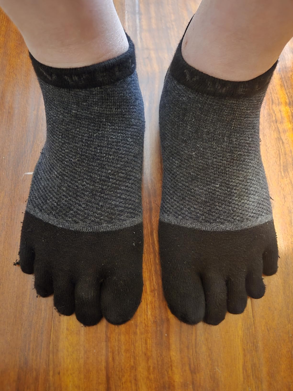 Customer photo showing VWELL toe socks with five finger design